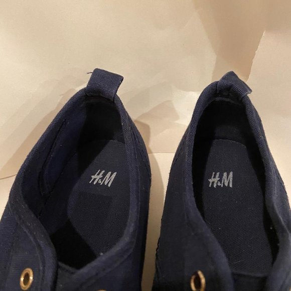 BOY BLUE WHITE SNEAKER FLATS H&M CASUAL COOL CUTE - Picture 2 of 4